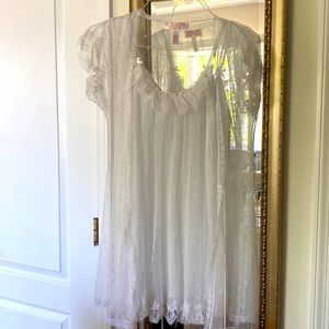 Oscar de La Renta Lace Bridal Robe and Lingerie dress